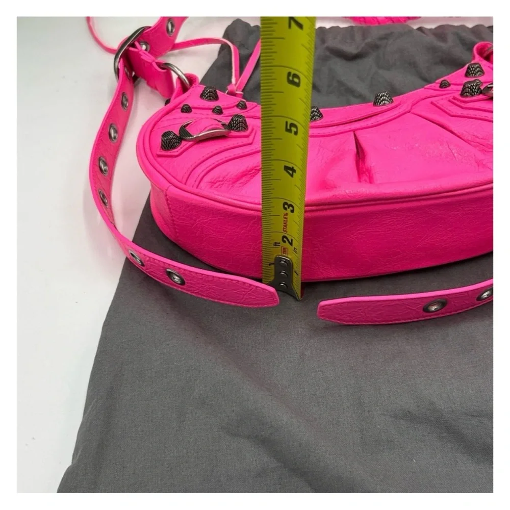 Balenciaga LE CAGOLE shoulder bag in hot pink lambskin
NWT - Picture 5 of 9